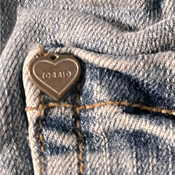 TORRID DISTRESSED BOYFRIEND JEANS. MEDIUM WASH SIZE 12 - Picture 5 of 7